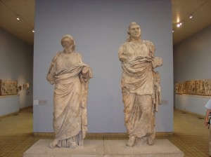 Статуи Мавсола и его жены